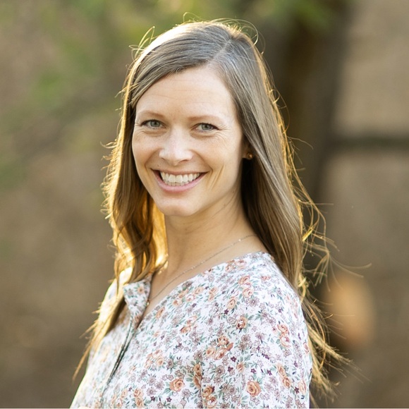 Meet your Posher, Emily - Picture 3 of 4